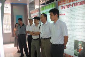 山東省食品藥品監(jiān)督管理局副局長(zhǎng)陳耕一行到我公司參觀、視察