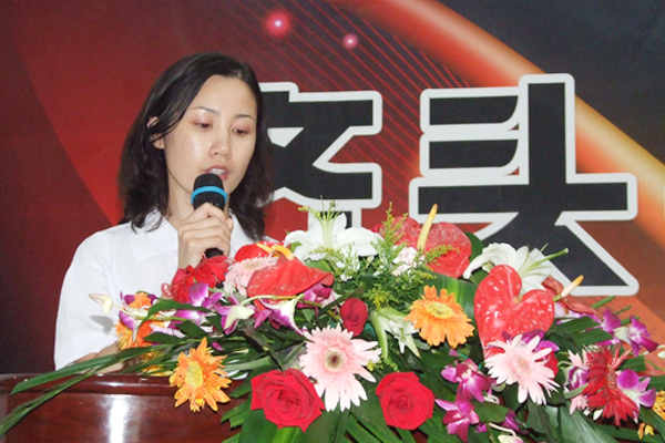 鄭經(jīng)理做《2011年上半年工作總結(jié)報(bào)告》