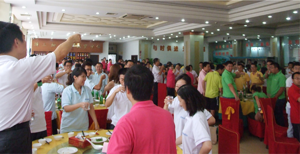 匯聚一堂，共同舉杯